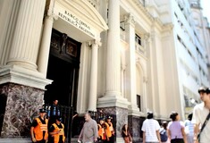 Η Αργεντινή προσφεύγει στο ΔΝΤ - Ξυπνούν οι χειρότεροι φόβοι στους πολίτες της χώρας