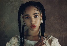 Η FKA twigs αποκάλυψε πως έκανε χειρουργείο για να αφαιρέσει έξι ινομυώματα από τη μήτρα της