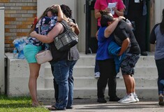 Οι επιζώντες του Πάρκλαντ εκφράζουν την οργή τους μετά το νέο μακελειό σε σχολείο: «Κάντε κάτι»