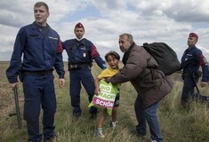 Γιατί ο μικρός πρόσφυγας που έριξε στο έδαφος με τρικλοποδιά εικονολήπτρια φορούσε φανέλα του Άρη;