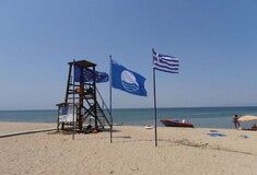 Ξηλώθηκαν οι «Γαλάζιες Σημαίες» από 38 ελληνικές παραλίες