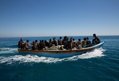 442 πρόσφυγες αναζητούν ασφαλές καταφύγιο σε λιμάνι της Μεσογείου