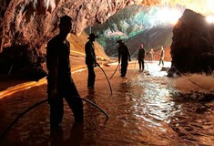 Tέλος για σήμερα η επιχείρηση διάσωσης στην Ταϊλάνδη - Τέσσερα παιδιά και ο προπονητής παραμένουν στο σπήλαιο