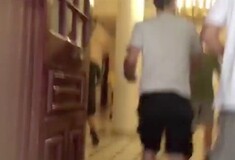 Εισβολή του Ρουβίκωνα στην πρεσβεία της Αυστρίας για το 12ωρο εργασίας - ΒΙΝΤΕΟ