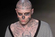 Νεκρός στα 32 του ο Ρικ Τζένεστ, το μοντέλο που έγινε γνωστό για τα τατουάζ-ζόμπι σε όλο του το σώμα