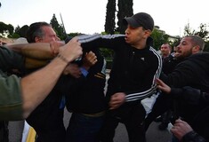 Φωτογραφία με τους δράστες του ξυλοδαρμού του έδωσε στη δημοσιότητα ο Κουμουτσάκος