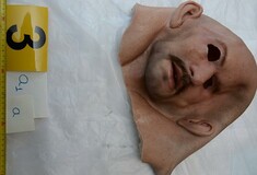 Μάσκες, περούκες, πλαστικά χέρια και αρκετά όπλα στο κρυσφύγετο Πετρακάκου
