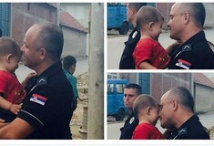 Η αγκαλιά του Σέρβου αστυνομικού στο μικρό πρόσφυγα συγκινεί τα κοινωνικά δίκτυα