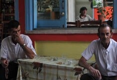 Καθημερινές σκηνές από τα καφενεία της Μυτιλήνης