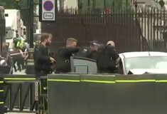 Συναγερμός στο Λονδίνο: Αυτοκίνητο έπεσε στις μπάρες του κοινοβουλίου - Τραυματίες εκτός κινδύνου