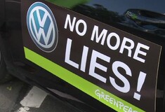 Όχι άλλα ψέμματα-Διαδήλωση έξω από τη VW με τον... Πινόκιο