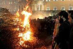 Φωτιές μπροστά από τη Βουλή άναψαν οι αγρότες