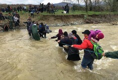 Συνεχίζεται η μεγάλη έξοδος των προσφύγων προς τα Σκόπια - Πάνω από 1000 έχουν περάσει το χείμαρρο (βίντεο + φωτό)