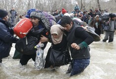 Έκκληση της κυβέρνησης προς πρόσφυγες και μετανάστες να εμπιστευτούν τις ελληνικές αρχές και να μεταφερθούν στις δομές