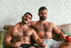 Πώς ο Πέτρος και ο Telly, ένα γκέι ζευγάρι που ζει στο Λονδίνο, άλλαξαν μέσω Instagram τη ζωή ενός 16χρονου