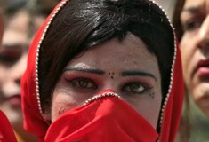 Φρικτό έγκλημα στο Πακιστάν - Έκαψαν transgender που αντιστάθηκε σε σεξουαλική επίθεση