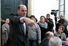 Παράνομοι Φοιτητές-δεσμοφύλακες!