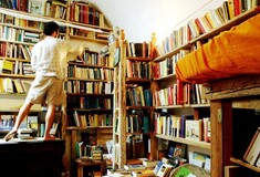 Η ιστορία του ανθρώπου που έφτιαξε στην Σαντορίνη το πιο ενδιαφέρον βιβλιοπωλείο του κόσμου
