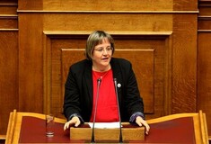 Ο ΣΥΡΙΖΑ δεν διαγράφει την Κατριβάνου, αλλά της δείχνει με τρόπο την πόρτα της εξόδου