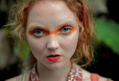 Το φιλμάκι που γύρισε το μοντέλο Lily Cole για το καουτσούκ, βαθιά μέσα στον Αμαζόνιο