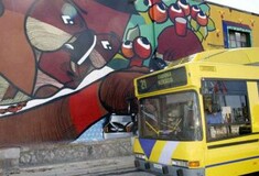 Επιβάτης καταγγέλλει ότι έφαγε ξύλο σε τρόλεϊ επειδή υπερασπίστηκε αλλοδαπούς