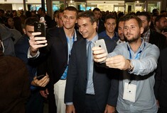 Selfies με τον Μητσοτάκη