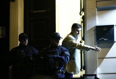Ο αδελφός του δολοφονημένου δικηγόρου Μιχ. Ζαφειρόπουλου στον τόπο του εγκλήματος