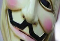 Οι Anonymous ισχυρίζονται ότι έκλεψαν 28.000 κωδικούς στο PayPal