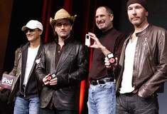 Το συγκρότημα U2 στα αποκαλυπτήρια του iPhone 6