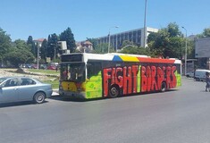 Οι «κατασκηνωτές» του ΑΠΘ σταματούν και βάφουν με σπρέι λεωφορεία στη Θεσσαλονίκη