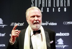 O Jon Voight υπερασπίζεται τον Trump και τα βάζει με τον De Niro: Ντρέπομαι για σένα