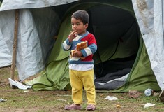 Διεθνής Αμνηστία: Χιλιάδες πρόσφυγες στην Ελλάδα βρίσκονται εγκλωβισμένοι σε απάνθρωπες συνθήκες