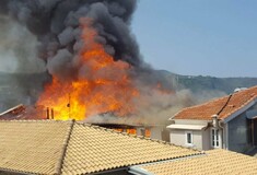 Φωτογραφίες από τη μεγάλη φωτιά στην παλιά πόλη της Λευκάδας