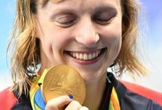 Η απίθανη Κέιτι Λεντέκι ενθουσιάζεται με τις επιτυχίες των συναθλητών της, αλλά καταρρίπτει όποτε θέλει τo παγκόσμιo ρεκόρ