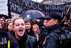 Πολωνία: Οι χιλιάδες μαυροφορεμένες γυναίκες νίκησαν - Η κυβέρνηση κάνει πίσω στο θέμα των αμβλώσεων