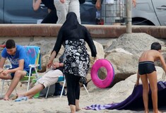 Δήμαρχοι στη Γαλλία αρνούνται να άρουν την απαγόρευση του μπουρκίνι στις παραλίες παρά την δικαστική απόφαση