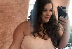 Plus size μοντέλο δίνει -εν πτήσει- ένα μάθημα σε όσους χλευάζουν ανθρώπους με περιττά κιλά