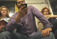 Μanspreading: Άντρες με ανοιχτά τα πόδια στο μετρό- χαλαροί ή ανάγωγοι;