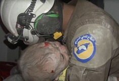 Ιντλίμπ: Διασώστης βγάζει ζωντανό από τα χαλάσματα ένα μωρό και ξεσπά σε δάκρυα