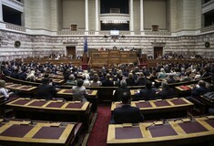 Με σφοδρή αντιπαράθεση ξεκίνησε η συζήτηση στη Βουλή για τις παροχές Τσίπρα