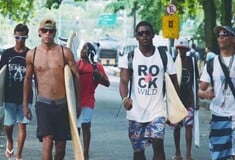 Η μεγαλύτερη φαβέλα της Βραζιλίας αλλάζει πρόσωπο χάρη σε αυτούς τους σέρφερ