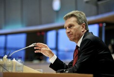 «Σοκαρισμένος» δηλώνει ο Γιούνκερ από τα σχόλια του Έτινγκερ για τους "σχιστομάτηδες" Κινέζους και τους ομοφυλόφιλους