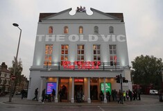 «Περισσότερες γυναικείες τουαλέτες, κύριοι του Old Vic!»: Το σημαντικότερο θέατρο του κόσμου στην πιο έξυπνη καμπάνια που έγινε ποτέ