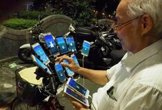 Ένας παππούς κυνηγά Pokemon πάνω σε ποδήλατο με 15 κινητά