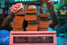 Στη Βενεζουέλα βάζουν πλέον στη ζυγαριά τα χαρτονομίσματα για να υπολογίσουν την αξία τους