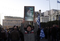 Μοναχοί, καλόγριες, φανατικοί και Χρυσή Αυγή, όλοι μαζί έξω από τη Βουλή για τη μολότοφ του Μεθόδιου