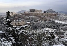 H χιονισμένη Ακρόπολη και η Αθήνα ντυμένη στα λευκά το πρωί