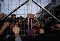Xάος, σπρωξίματα και εντάσεις στο Ελληνικό - Αντιδράσεις προκαλεί το βίντεο με τη βία μεταξύ αστυνομικού και μικρού πρόσφυγα