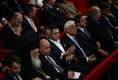 Η τελετή παράδοσης του ΚΠΙΣΝ στο Δημόσιο: Τα παραλειπόμενα, τα «πηγαδάκια» και οι χειραψίες στις πρώτες θέσεις