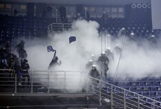 Εικόνες ντροπής και επεισόδια στο γήπεδο πριν την απονομή του Κυπέλλου Ελλάδας στον Παναθηναϊκό